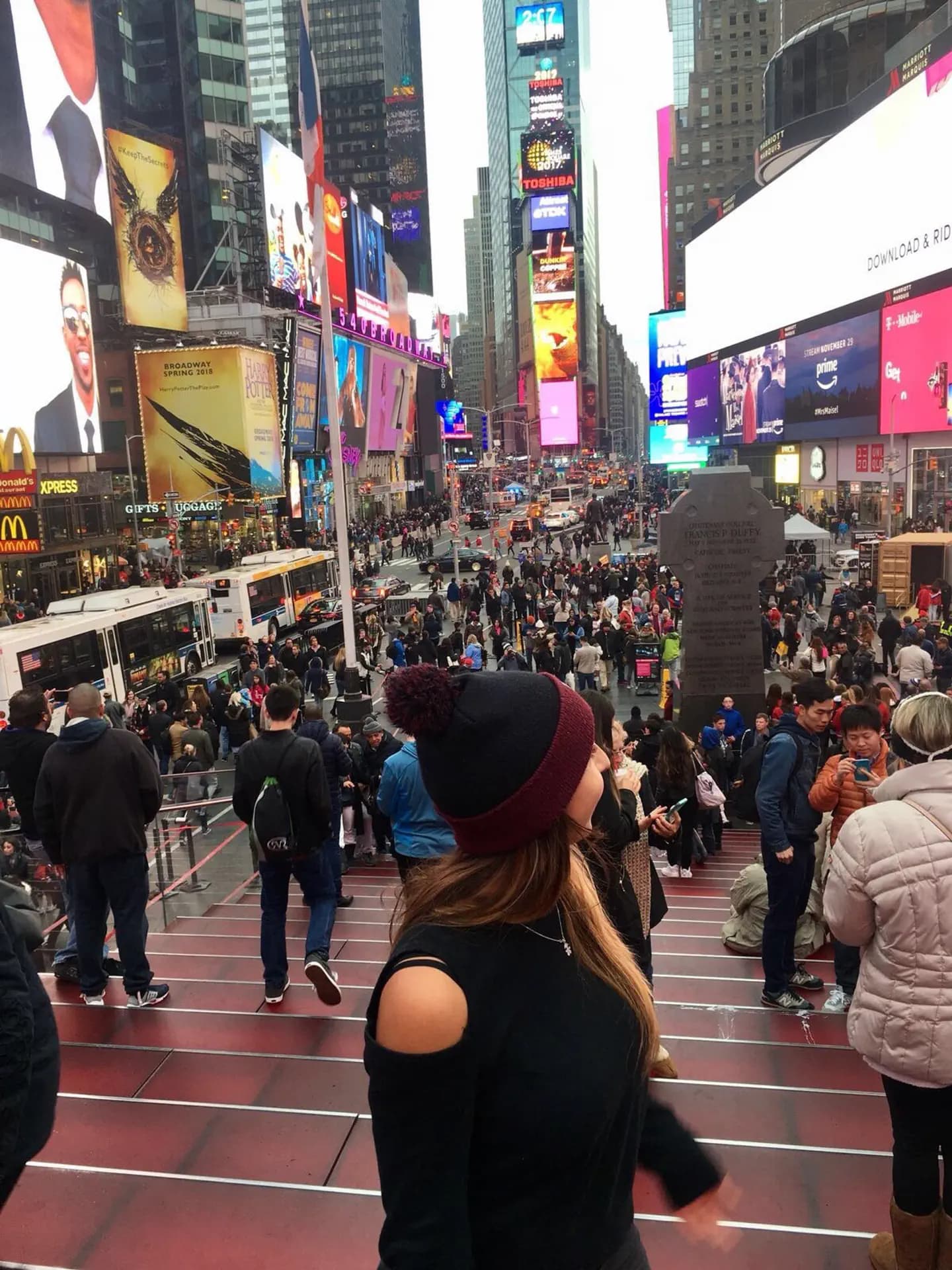 Sara Ursini  Y Psc Nh 2017 Usa   Stati Uniti   Studentessa  Città   Paesaggio   Spalle   Pag Paese   Verticale (3)
