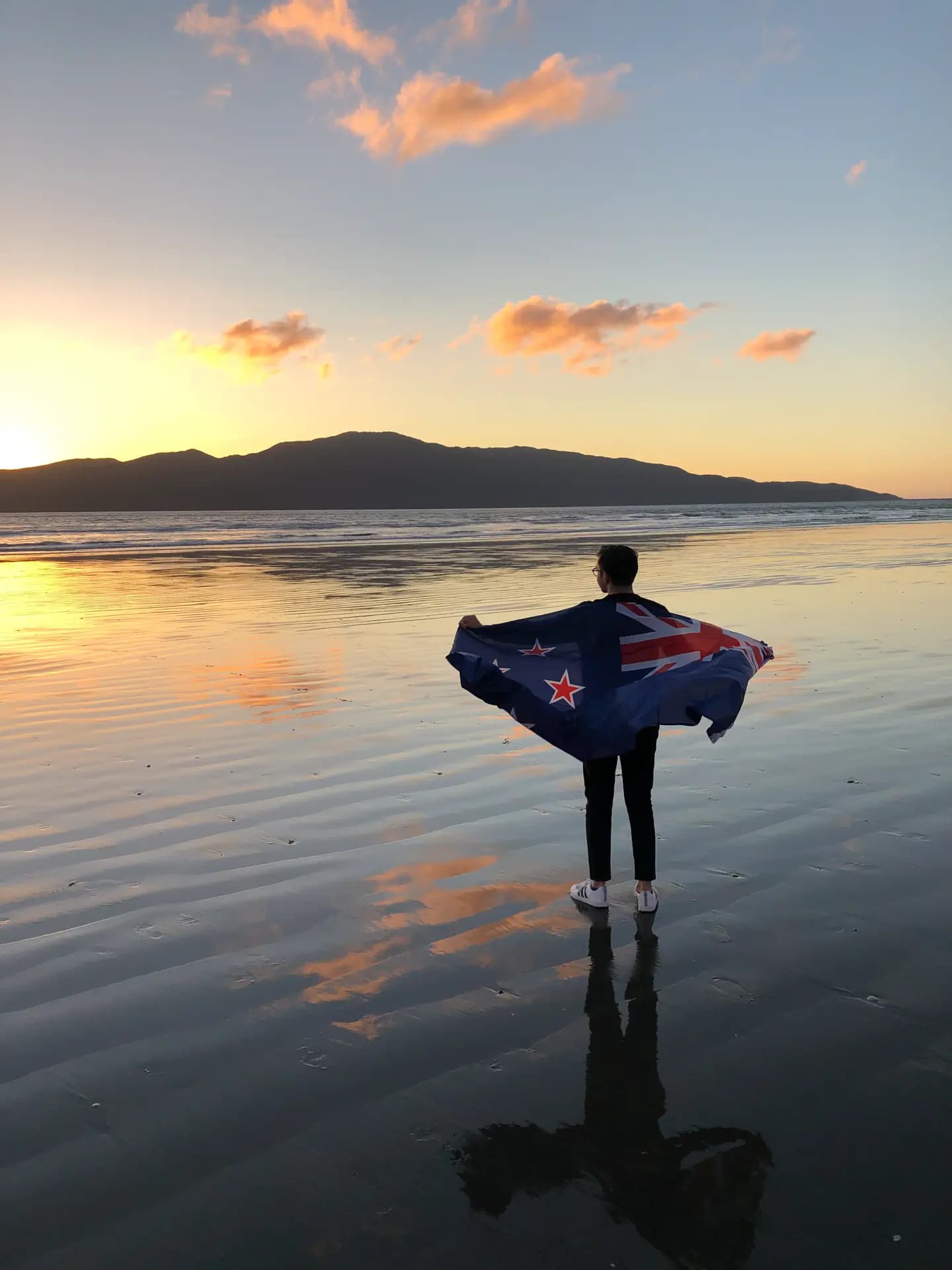 Alessandro  Fotia Y Psw Nh 2019 Nzl   Nuova Zelanda   Studente   Bandiera   Paesaggio   Spalle  Mare   Pag Pasese   Verticale