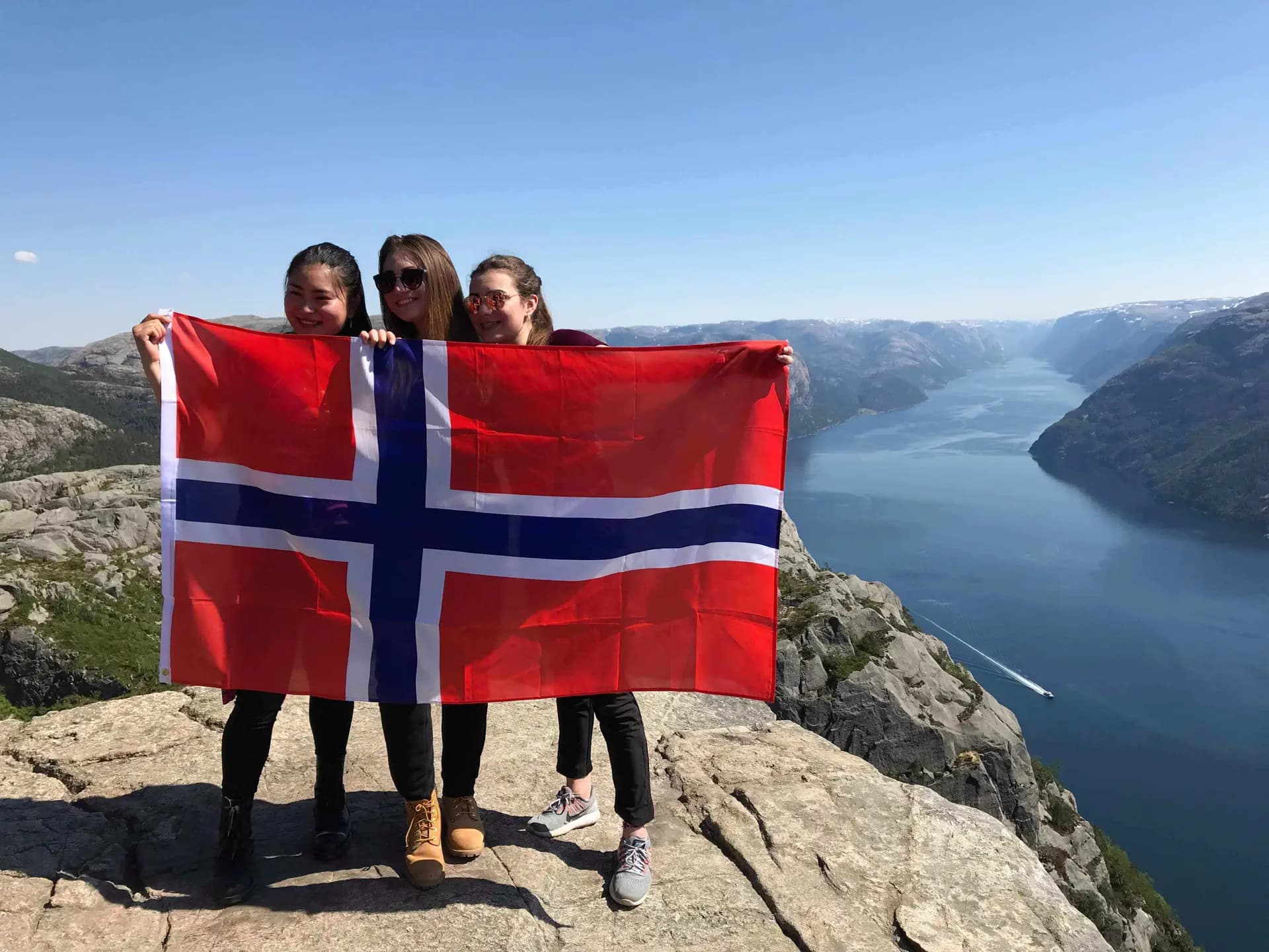 Elena Mazzeri Y Psc Nh 2017   Norvegia   Studentessa   Amiche   Bandiera  Paesaggio   Pag Programma   Orizzontale