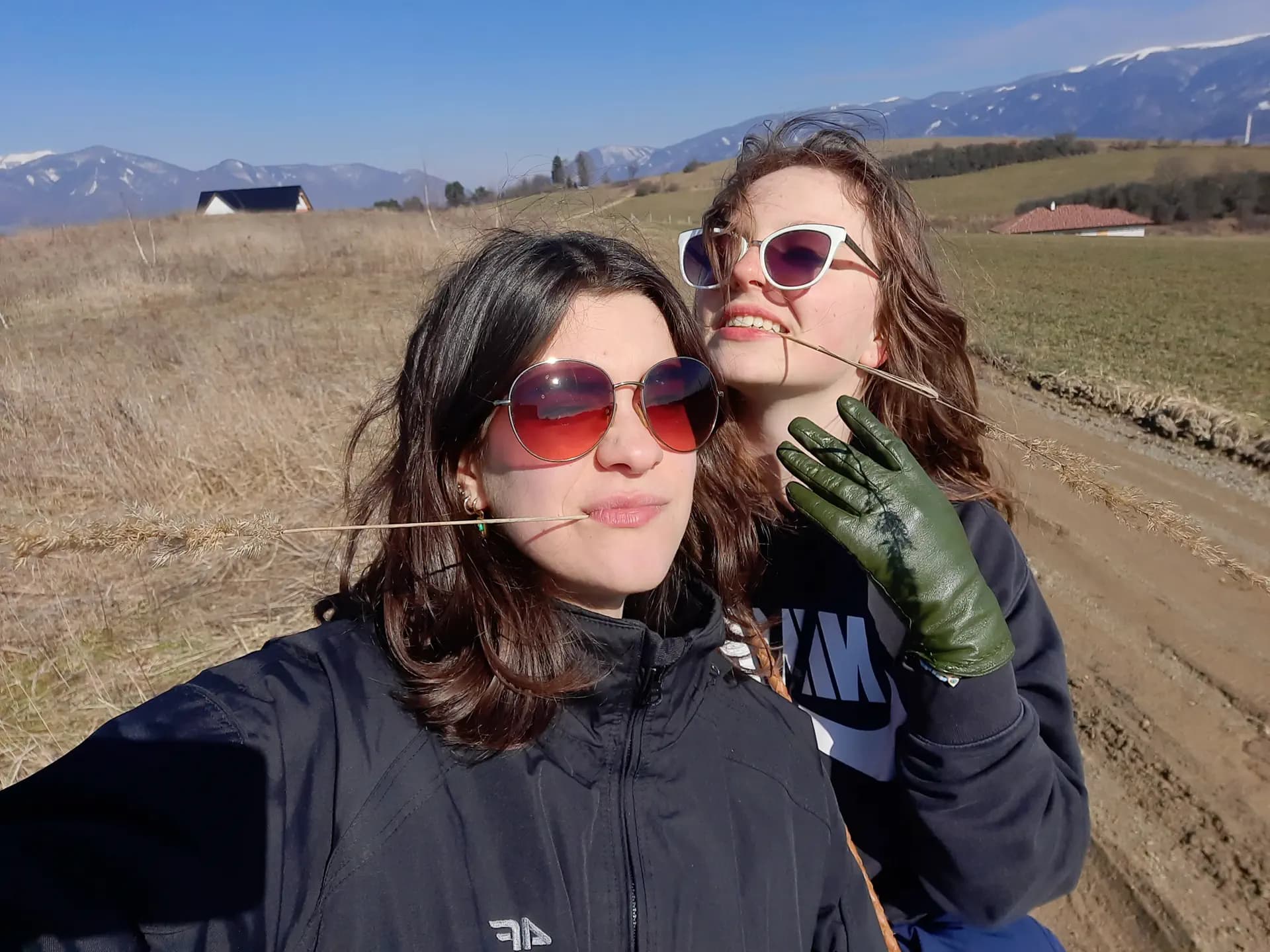 Liù Gallaro Y Psc Nh 2022 Svk   Rep Slovacca   Studentessa   Amiche   Primo Piano   Pag Programma   Orizzontale (5)