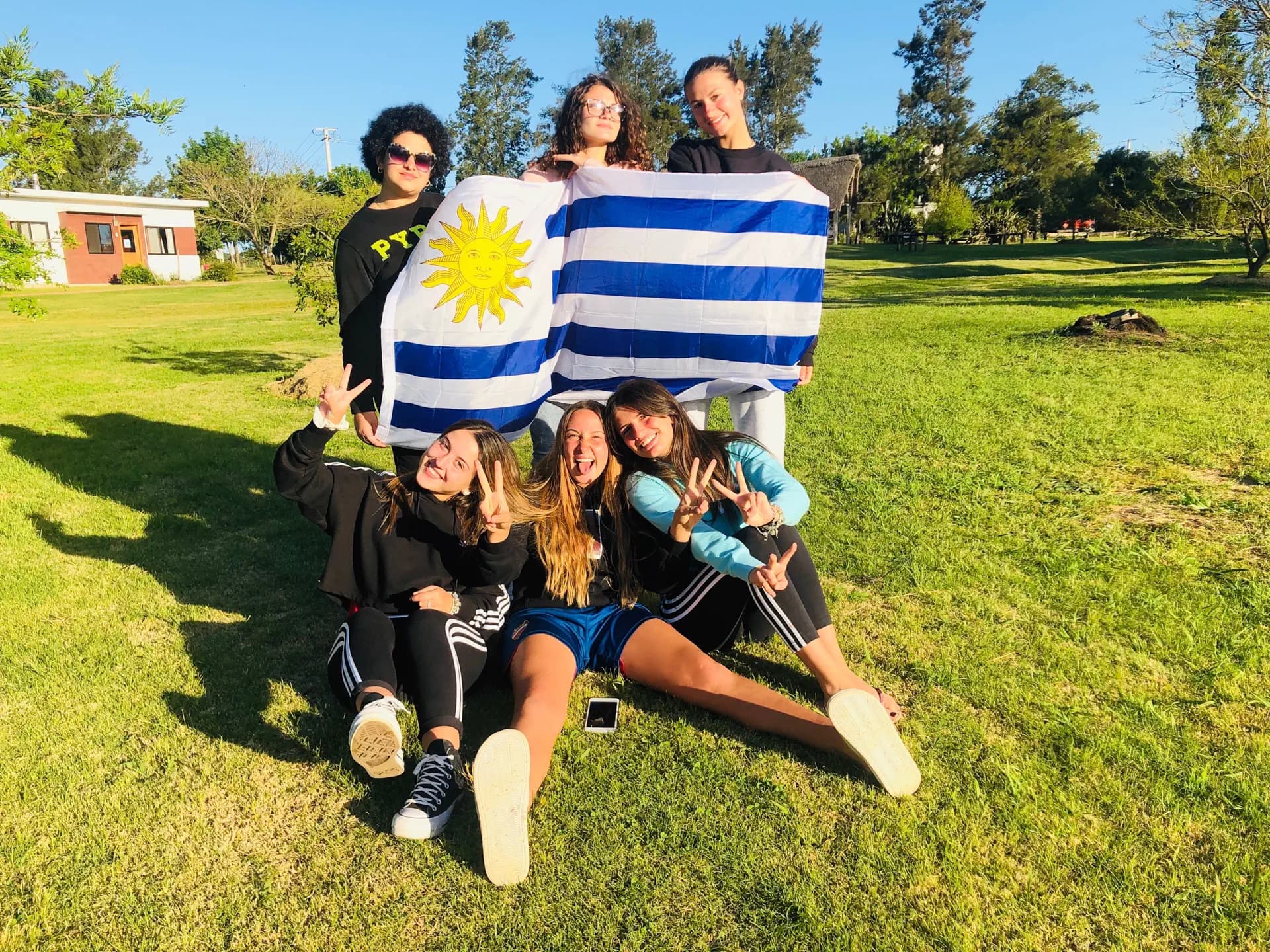 Alessia Imola Y Psc Nhuru 2020 Uruguay Studentessa Gruppo Bandiera Pag Programma Orizzontale (3)