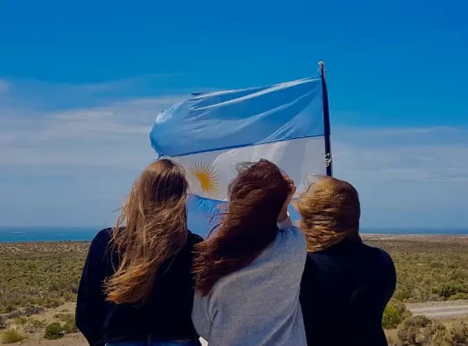 Federica De Anna Y Psc N H18 Argentina Studentesse Spalle Paesaggio Bandiera Pag Paese Orizzontale Web