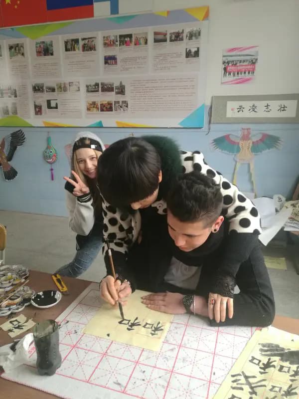 Giole Leone Cina Studente Scuola Pag Paese Verticale