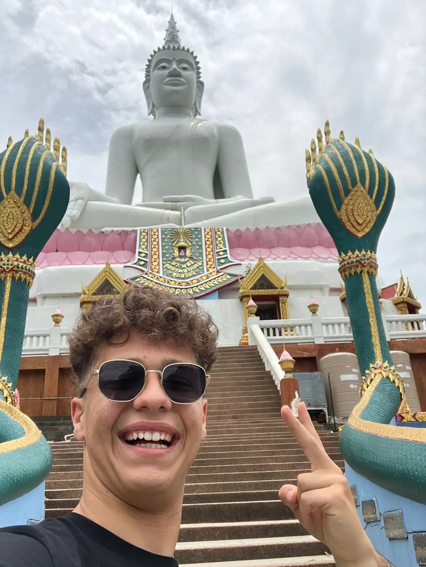 Andrea Caltabiano Tr 2023 Tha Thailandia Studente Selfie Monumento Pag Programma Verticale (5)