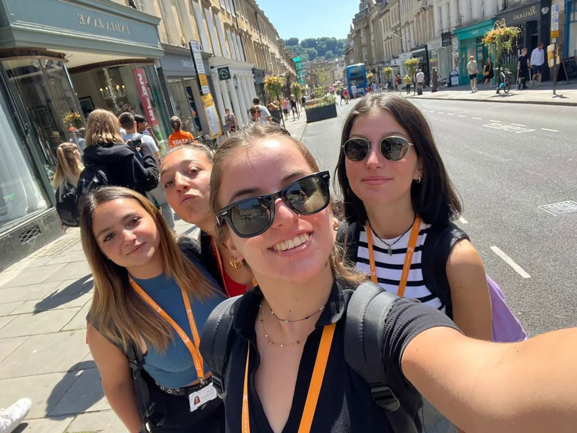 Annalori Bernardi V Sen Nh 2022 Cea Regno Unito Galles Studentessa Amiche Selfie Città Pag Programma Orizzontale