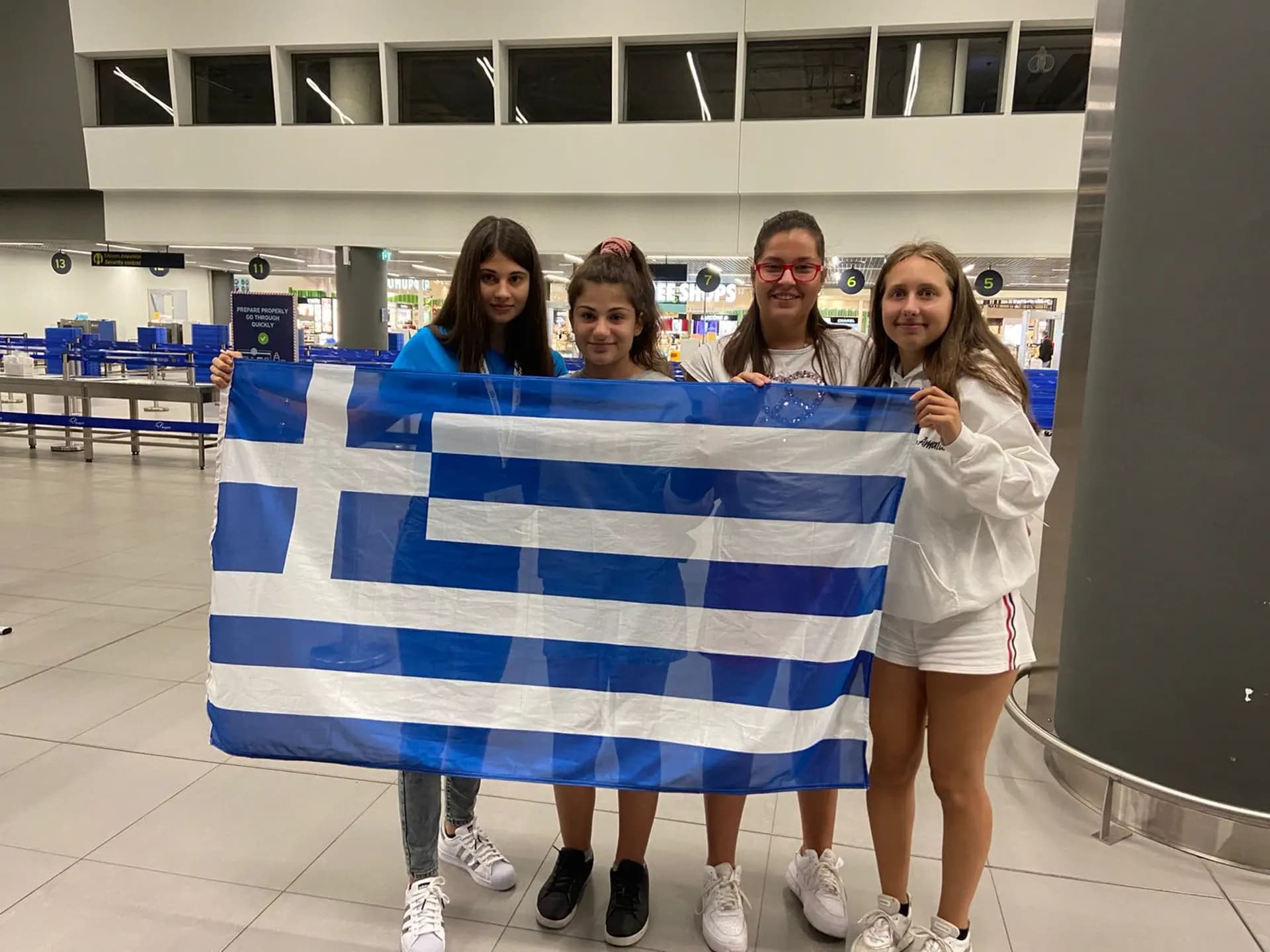 Sofia Bosio 2025 Y Psc Nh 2022 Gre Cl Bergamo Grecia Studentessa Gruppo Bandiera Pag Programma Orizzontale (3)