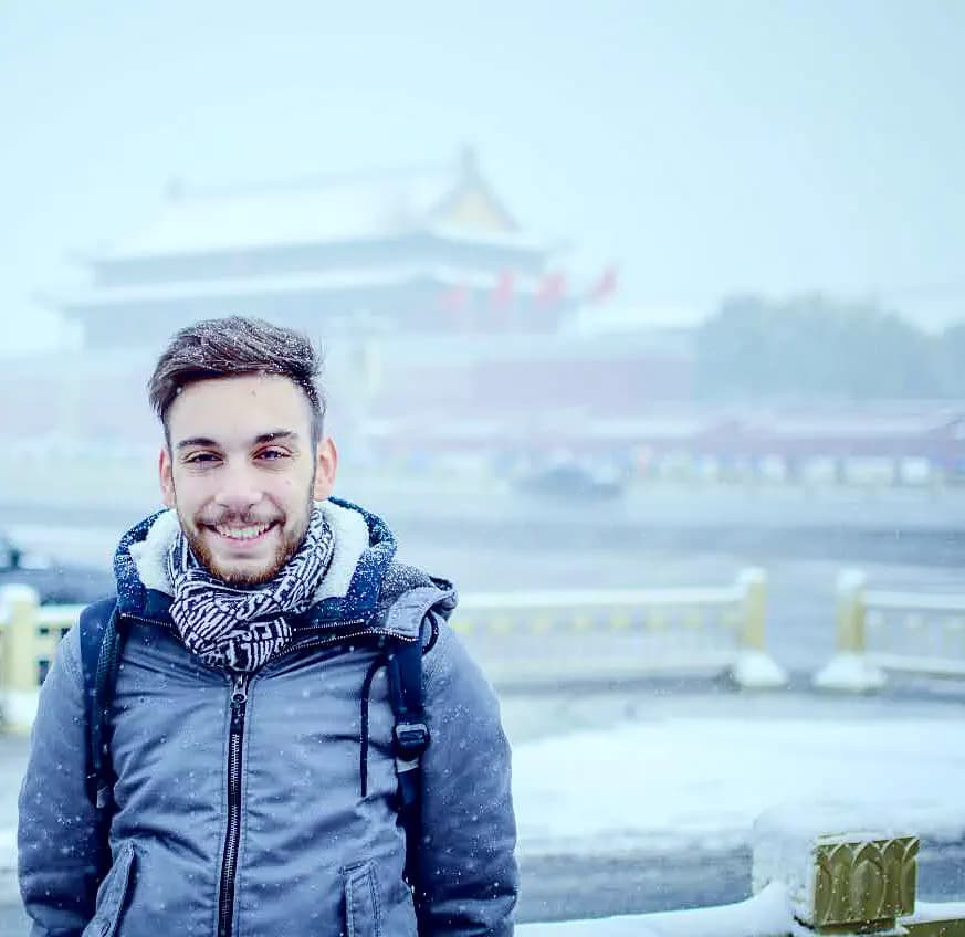 Simone Cifali Ypchn 2015 Cina Studente Primo Piano Città Monumento Neve Pag Prigramma Orizzontale