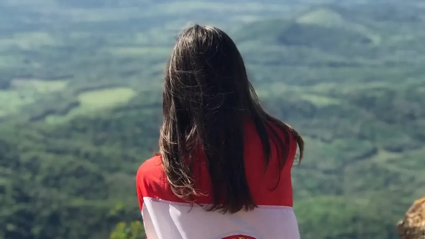 Nadia Coatto Y Psc Nh 2019 Par Paraguay Studentessa Paesaggio Bandiera Spalle Pag Paese Verticale (1)