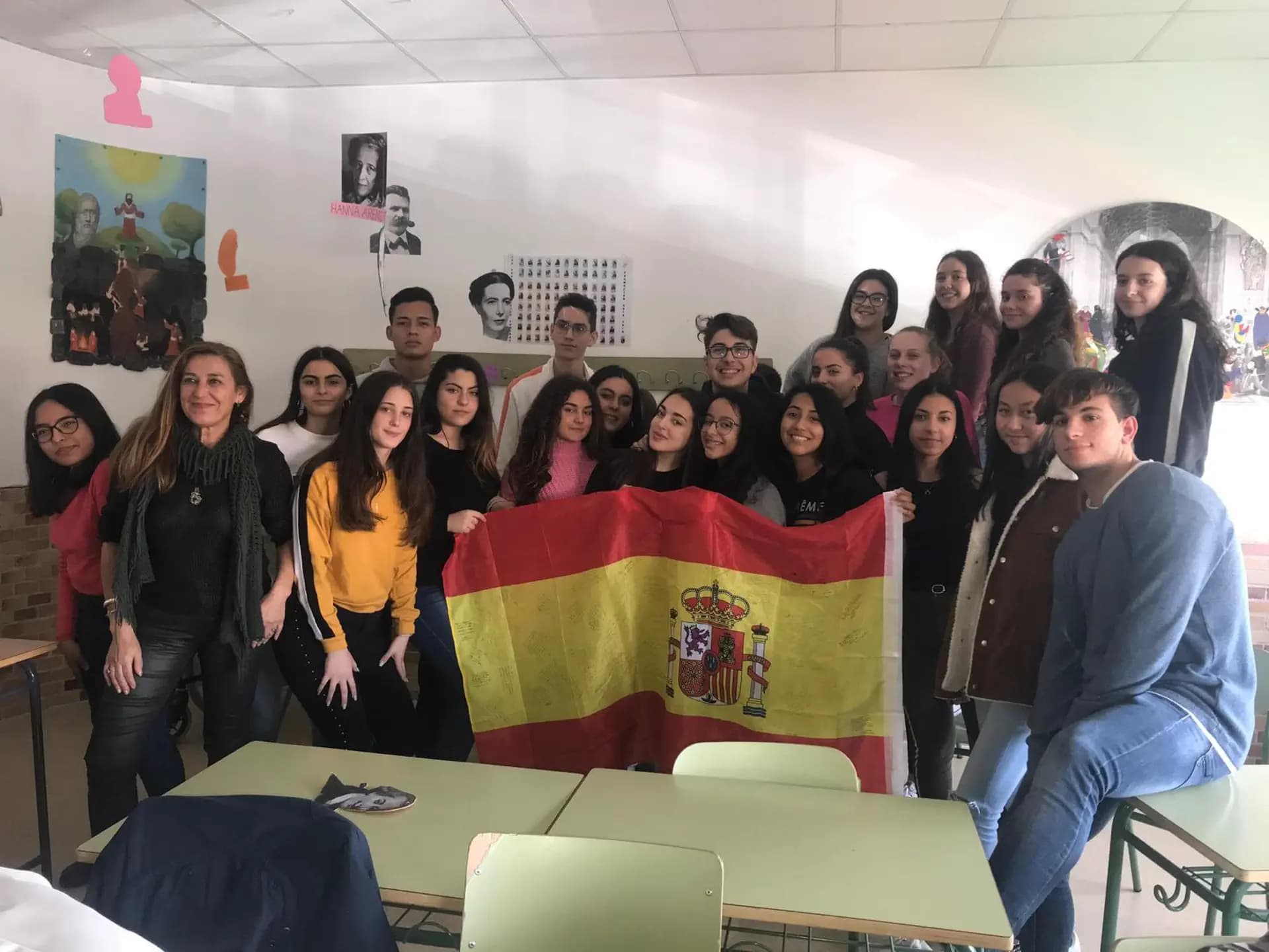 Giulia Gentili T Rec N H19 Esp Spagna Studentessa Gruppo Scuola Aula Bandiera Pag Programma Orizzontale (2)