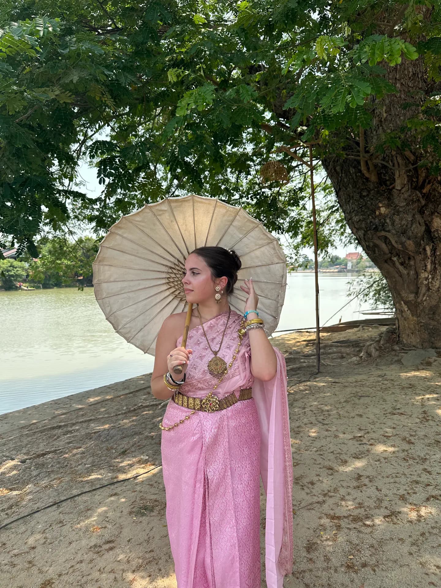 Annalisa Fiorenza Y Pse N H23 Tha Thailandia Abito Tradizionale Studentessa Pag Programma Verticale (2)
