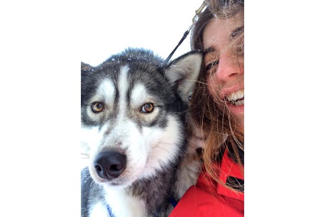 Anna e il su cane sulla neve