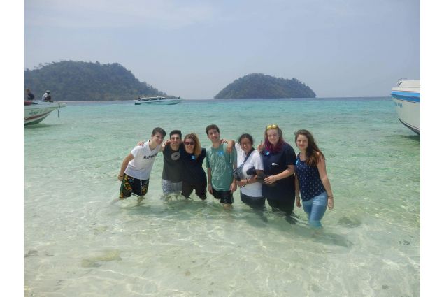 Ragazzi in Thailandia al mare